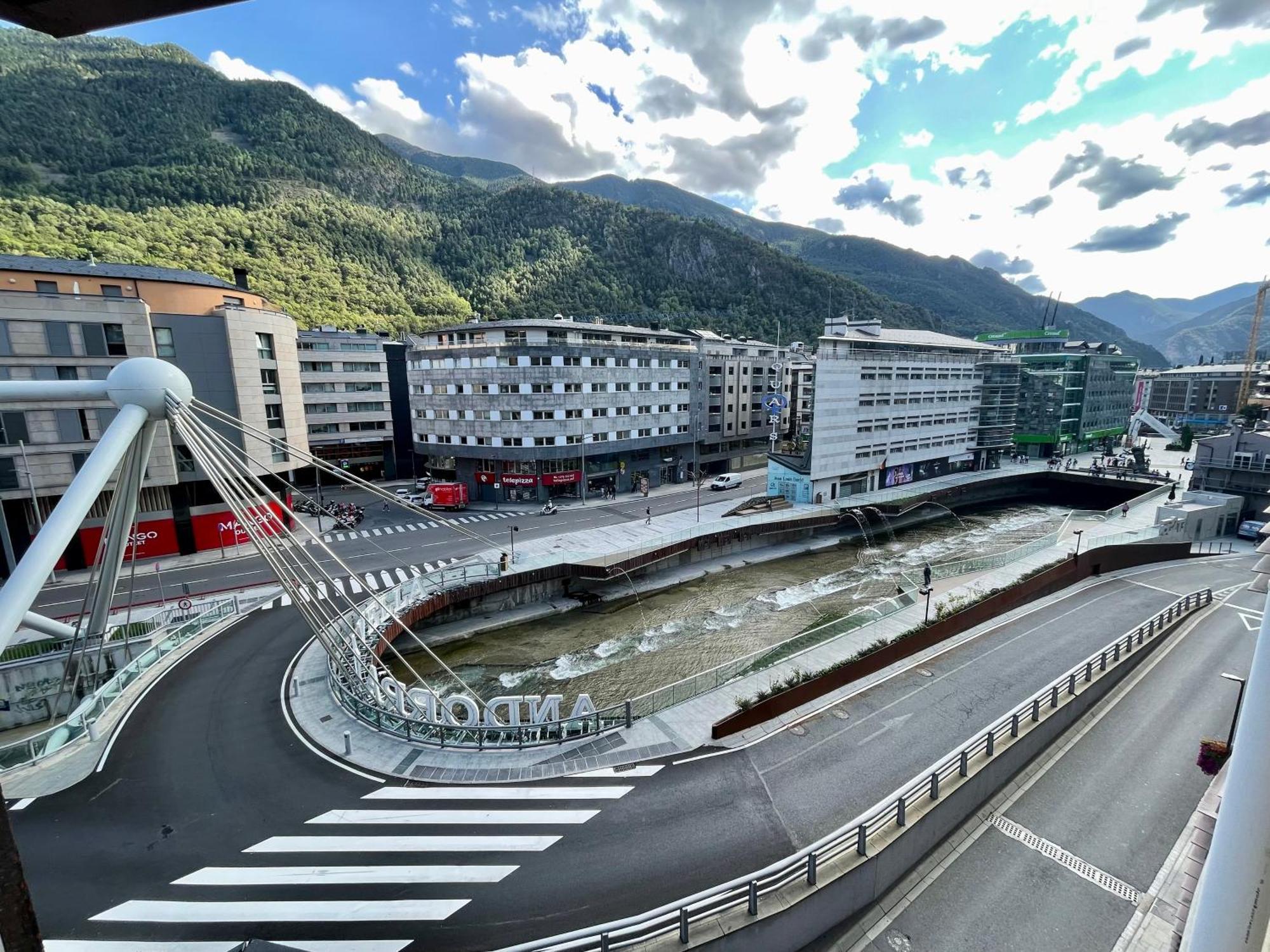 Apartamento En El Centro De Andorra La Vella Con Parking Apartment Exterior photo